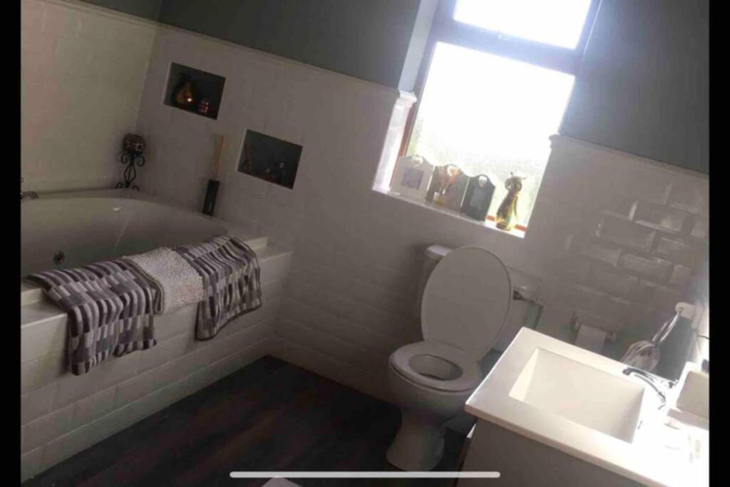 Annies Meadow. Villa Knock  Bagian luar foto